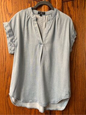 NWOT Velvet Heart Light Wash Chambray V-Neck Top, Size Small
